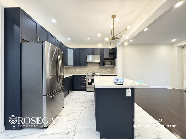 Photo du bâtiment - Elegant 4-Bedroom Main-Level Home with Mul...