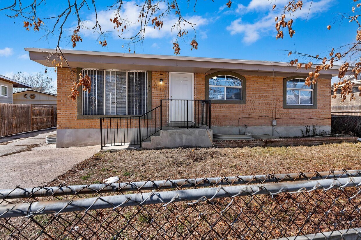 Foto principal - Updated 6 bedroom home is a must see!!