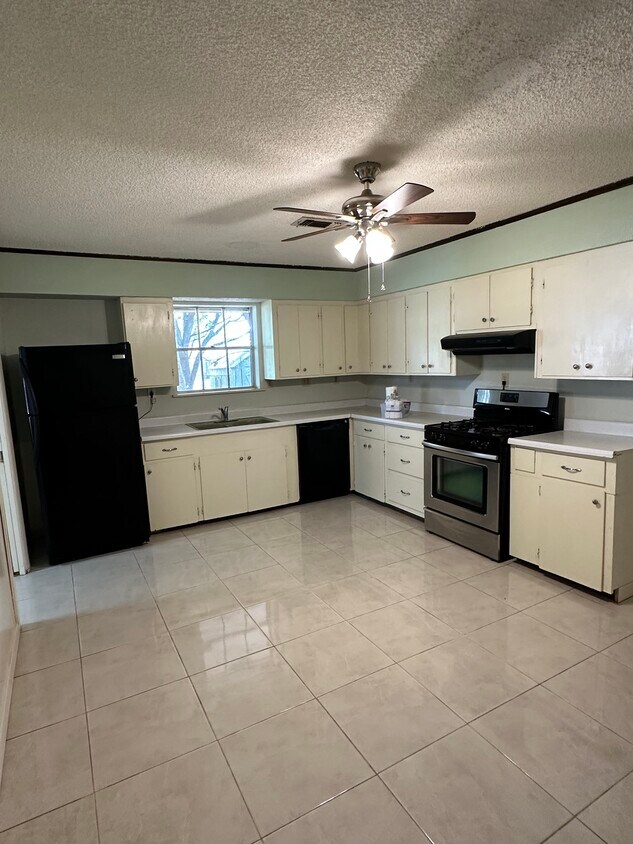 1527 Saint Marys St, Hempstead, TX 77445 House Rental in Hempstead