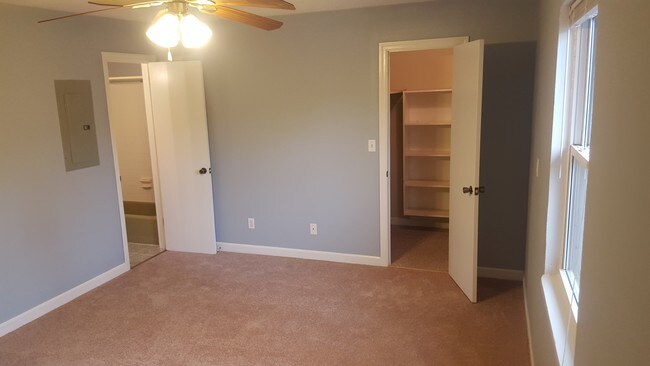 Large 12x15 Bedroom - 1005 S Elm St