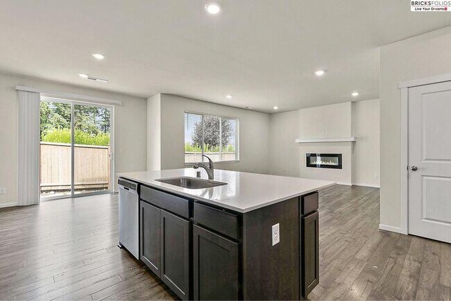 Building Photo - Puyallup Gem: Comfort and Style Combined!