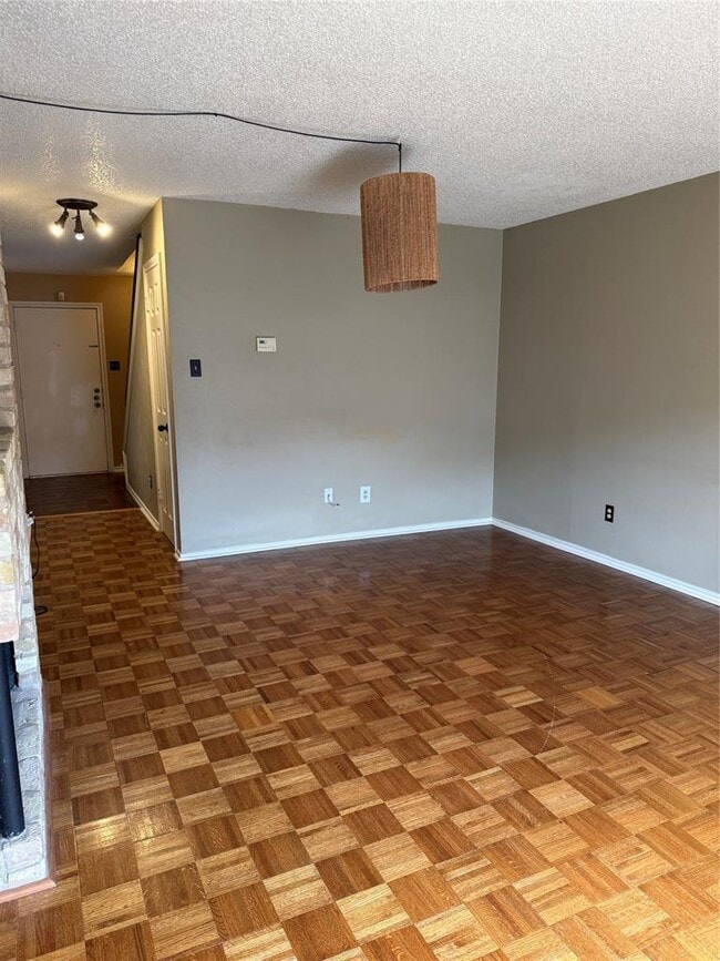 Building Photo - 2104 Bronte Dr