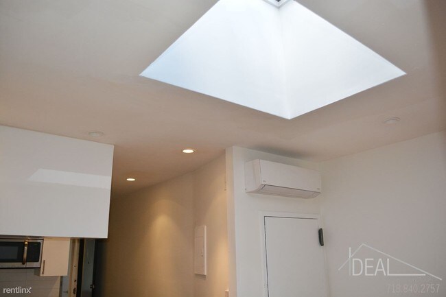 Building Photo - 552 6th Ave