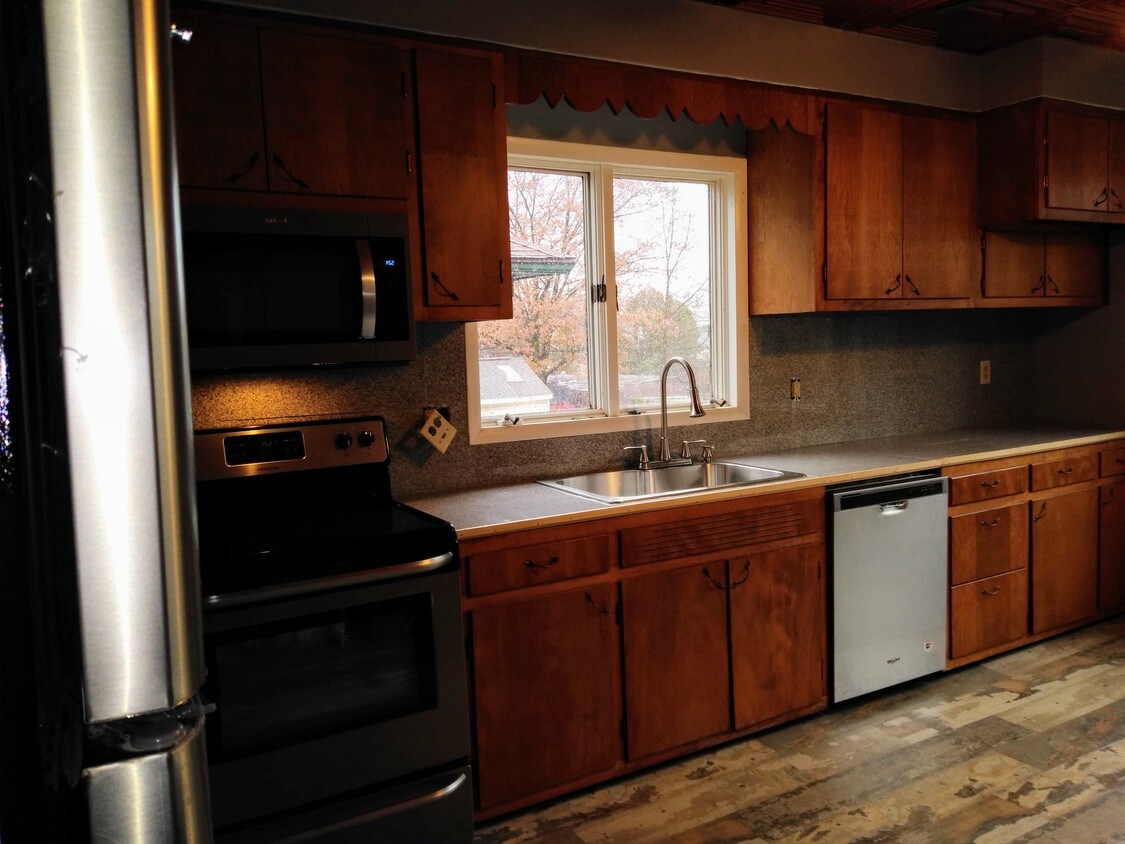 Primary Photo - 412 W 10th St