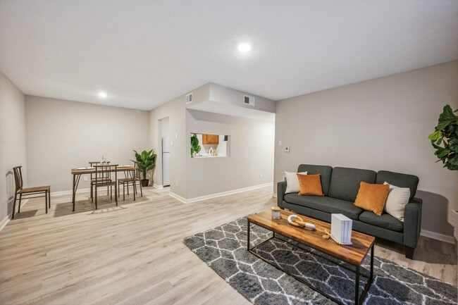 Sala de estar/comedor - The Summit at Valley Heights