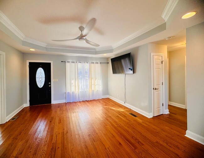 Building Photo - 4 bedroom Waterfront oasis for rent in Bel...