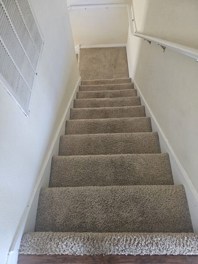 Foto del edificio - BEAUTIFUL, SPACIOUS,   2 BEDROOMS, 2 BATH TOWNHOME.