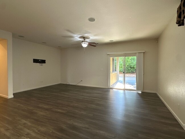Building Photo - Cozy and Spacious Home in Elk Grove