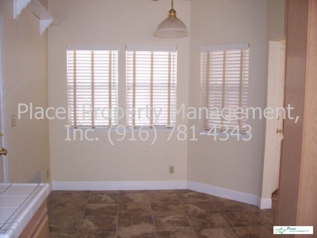 Building Photo - Really Nice Home w/Fireplace &amp; Gardener