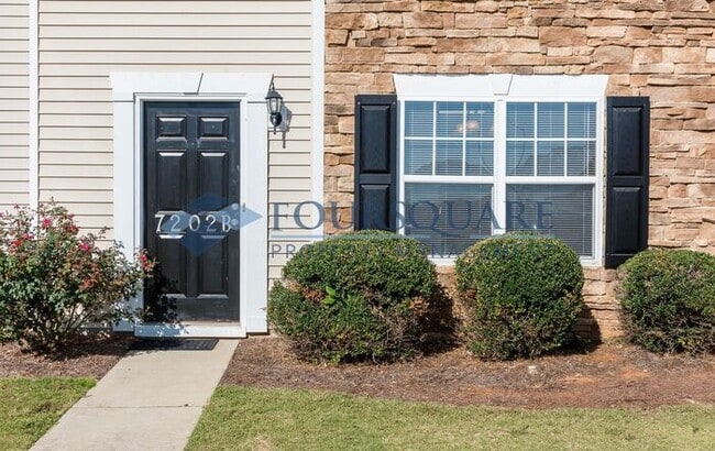 Building Photo - Townhome | Fenced-In Patio | Ceiling Fans|...