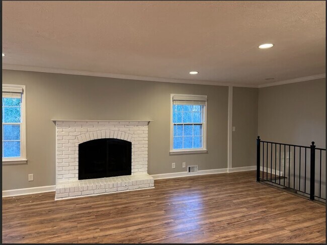 Chimenea en la planta principal - 2475 Freydale Rd SE