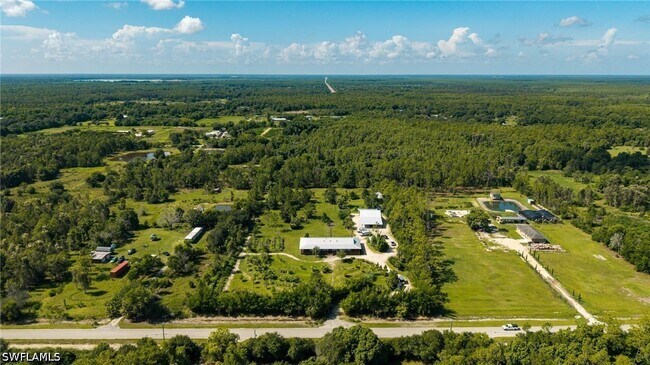 Foto del edificio - 828 Sanctuary Rd W
