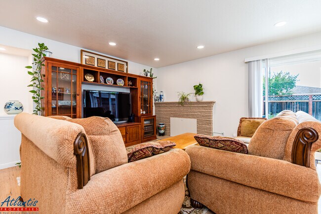 Building Photo - 2564 Malaga Dr