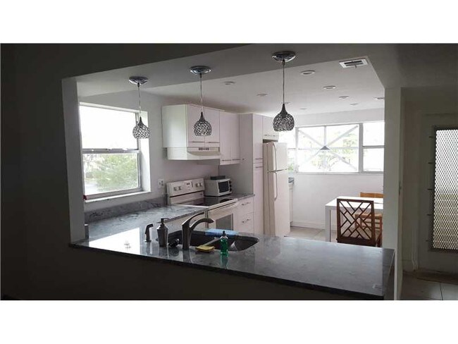 Foto del edificio - 8300 Sands Point Blvd