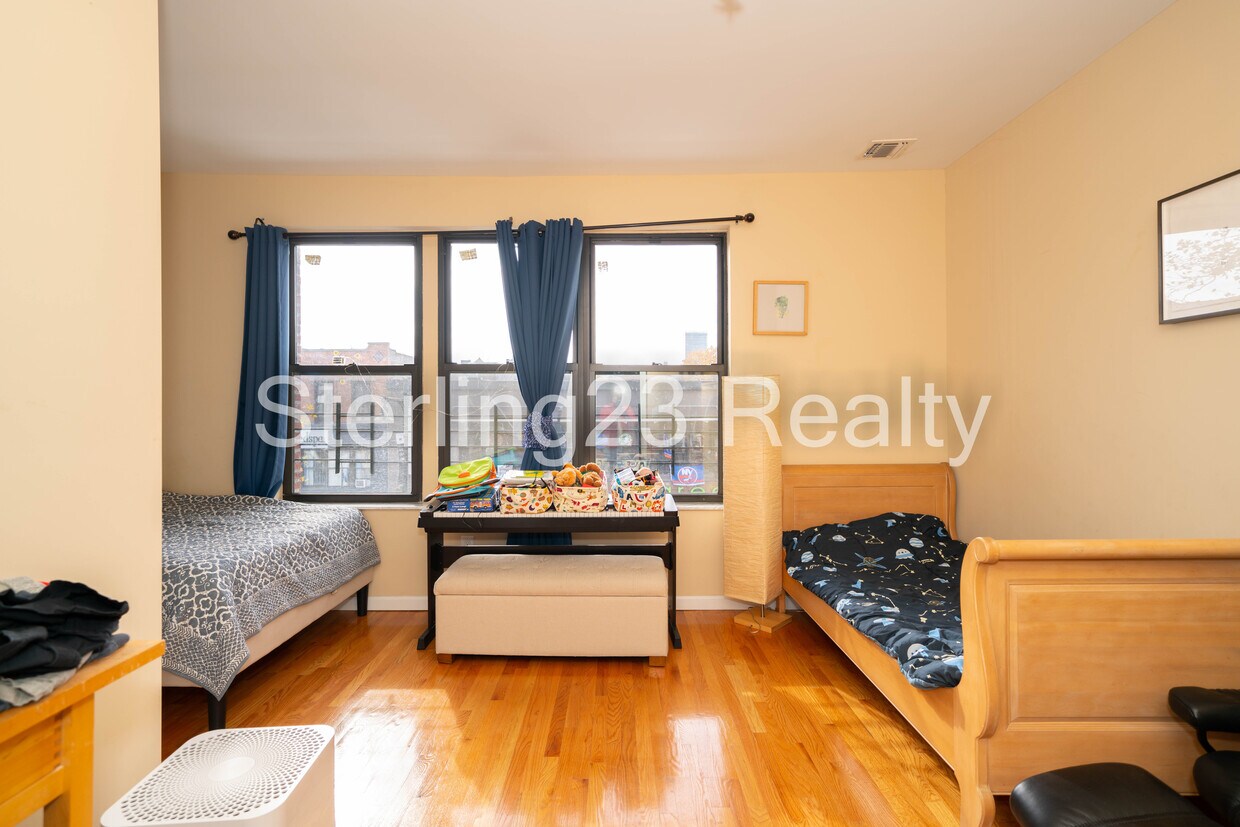 Primary Photo - 3205 Broadway