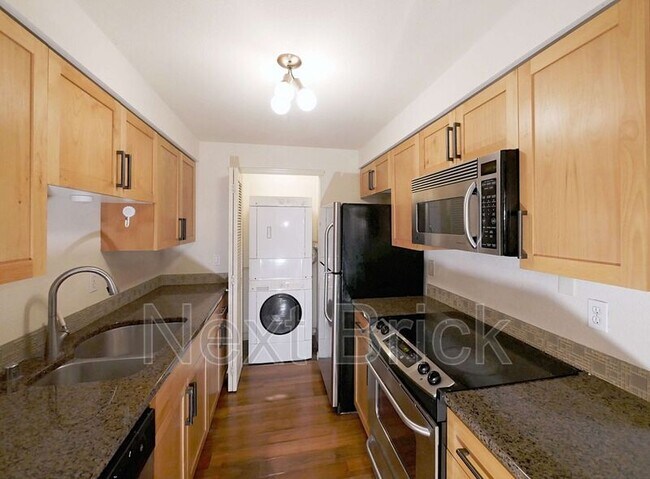 Foto del edificio - 3045 20th Ave W