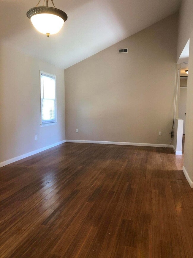 Building Photo - 115 Aylesbury Rd