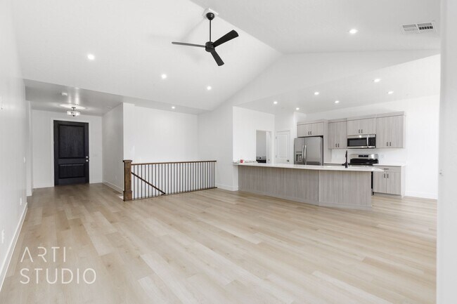 Building Photo - Brand New 3 Bed / 2 Bath Duplex – Modern L...