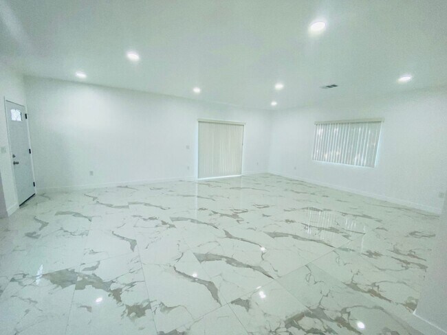 Foto del edificio - 1112 S Lemon Ave
