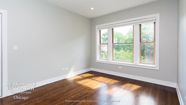 Building Photo - 1156 W Barry Ave
