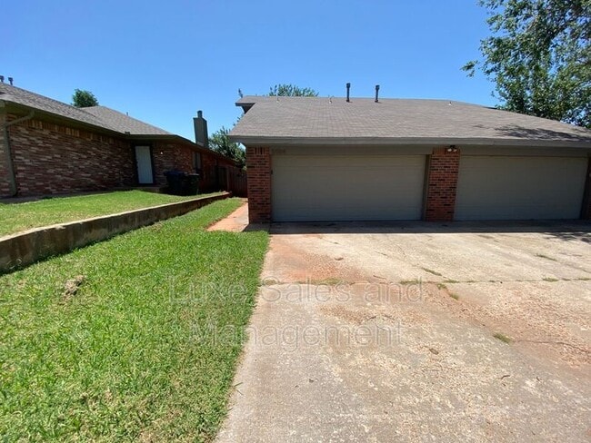 Building Photo - 6004 Paramount Dr