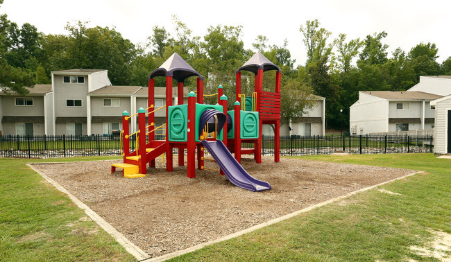 Building Photo - Colonial Pointe Apartments