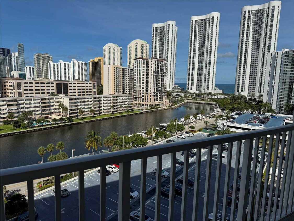 Foto principal - 300 Bayview Dr