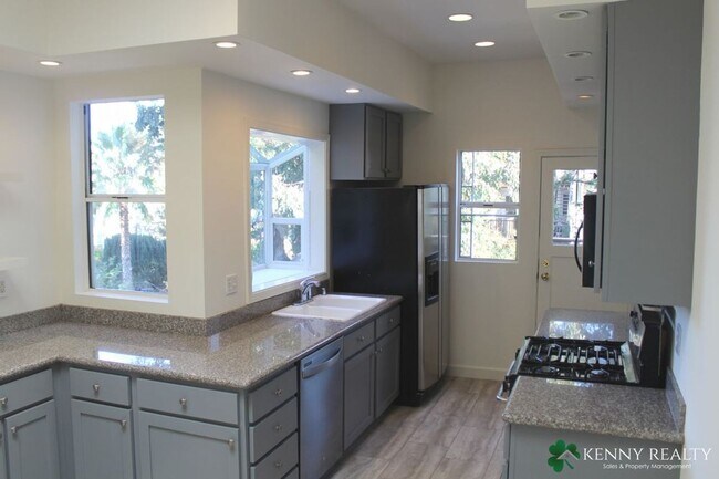 Foto del edificio - Coming Soon: Top Floor Flat with Updated K...