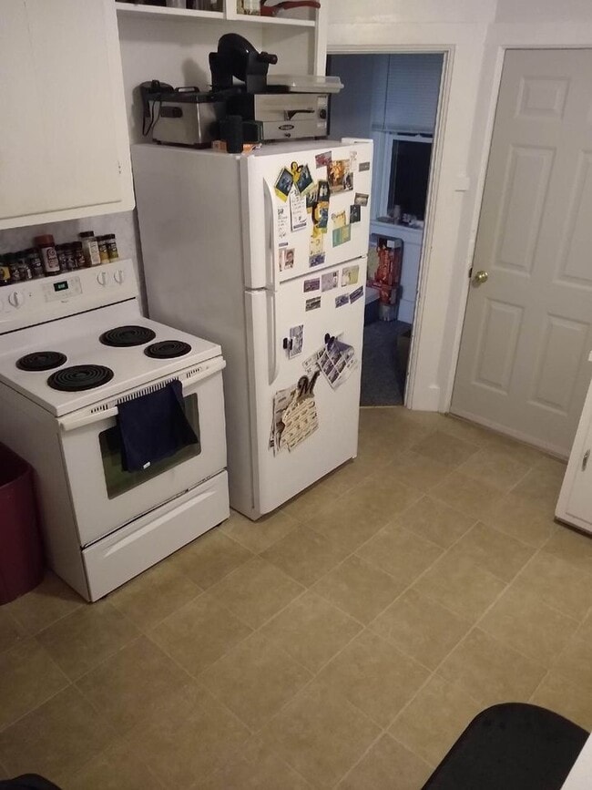 Kitchen - 835 Lancaster St