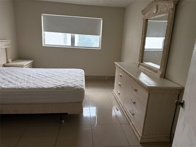 Foto del edificio - 8135 Sunrise Lakes Blvd