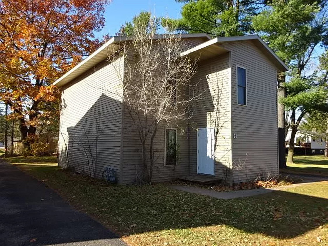 Primary Photo - 2 Bedroom Upper Duplex