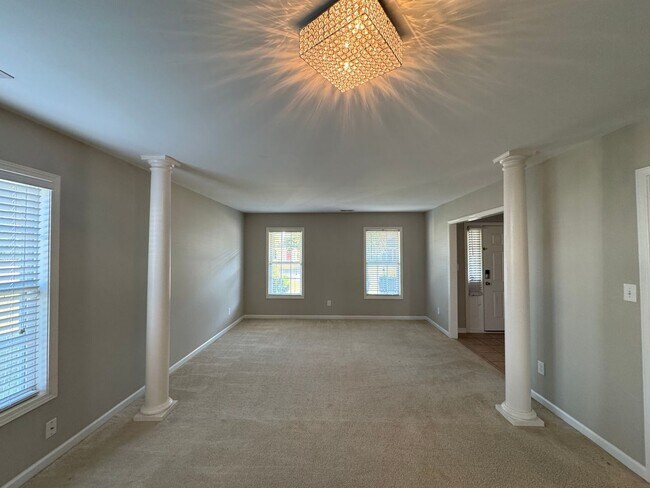 Building Photo - Spacious 3 Bed 2.5 Bath Home with Fenced Yard