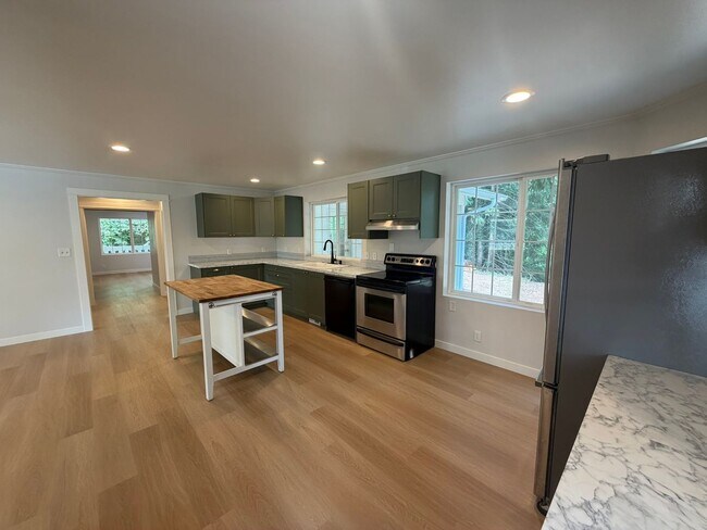 Building Photo - Beautiful 4 BR Home on Acreage w/ AC & Sauna - Snohomish