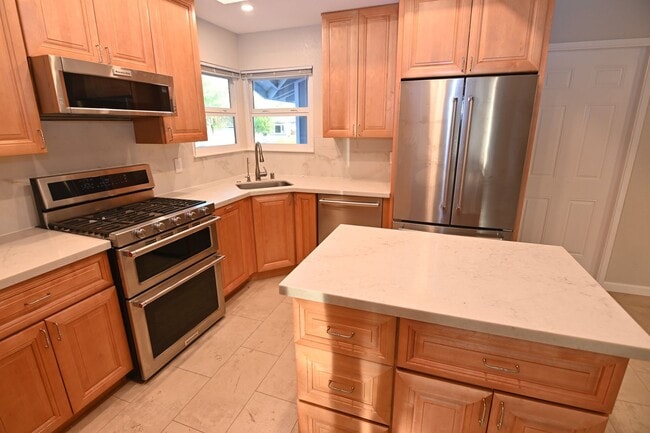 Building Photo - 5719 Lathrop Dr