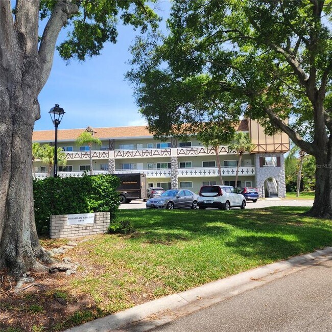 Building Photo - 2448 Columbia Dr