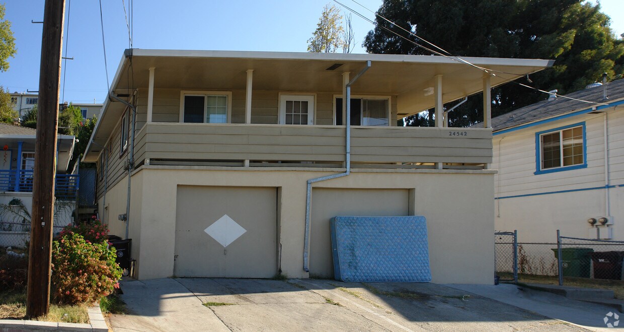 Foto del edificio - 24542-24544 Leona Dr