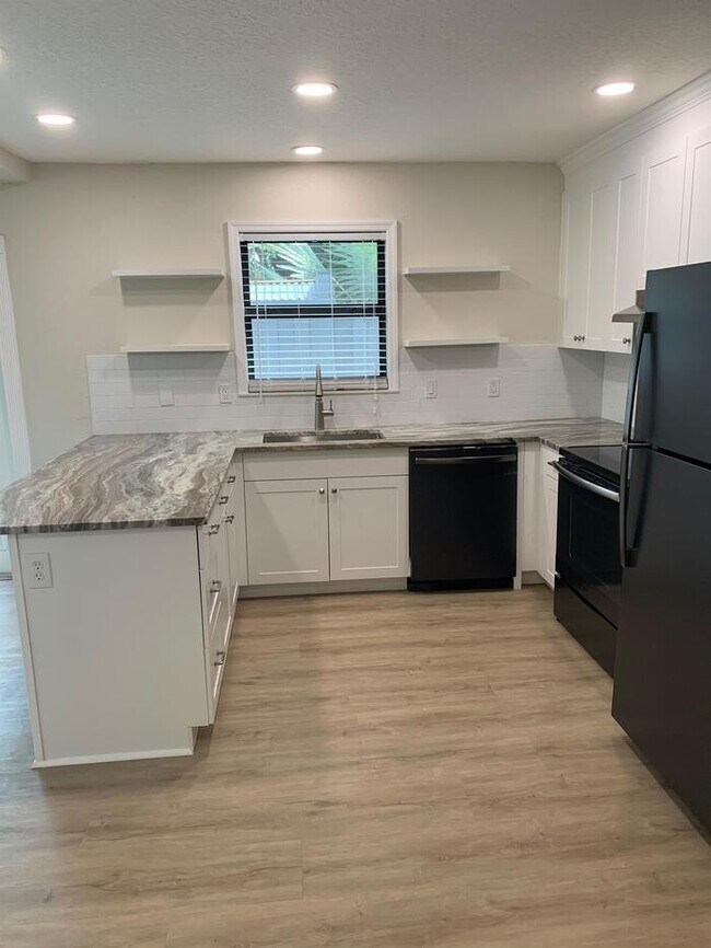 Building Photo - Beautiful 2/2 Villa in Tequesta ready for ...