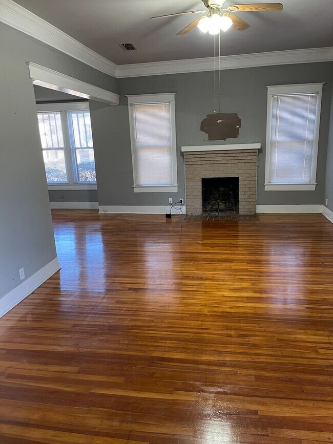Building Photo - Charming 2br/1ba