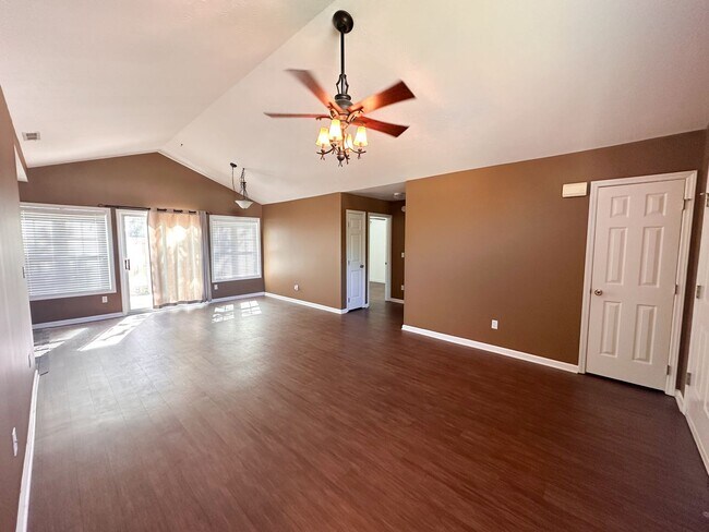 Building Photo - Stunning, pet friendly townhouse located i...