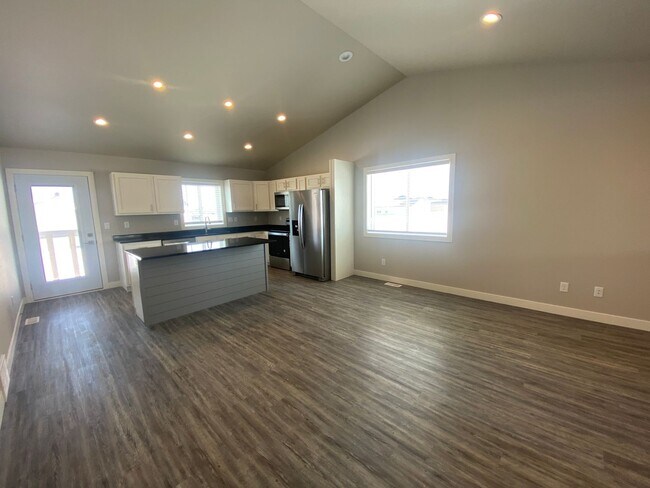 Building Photo - Bi-Level, New Development 3 bdrm/2 ba - MO...