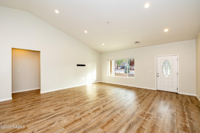 Building Photo - 2201 N Elk Run St