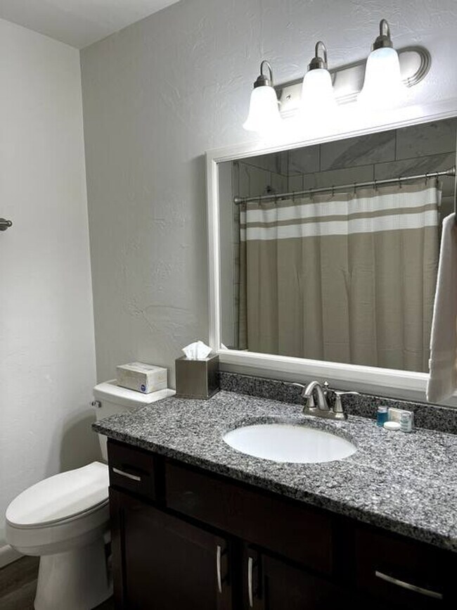 Foto del edificio - 517 E Division St