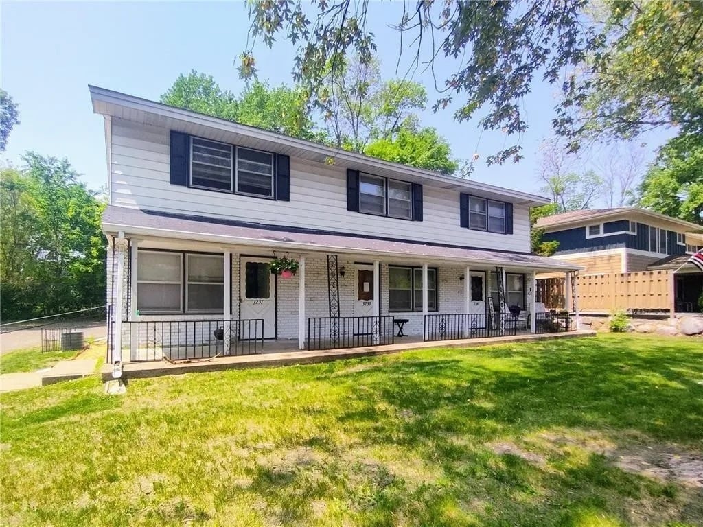 Primary Photo - 3241 Douglas Dr N