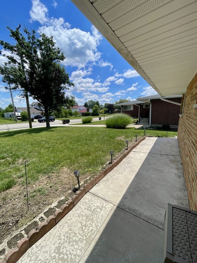 Building Photo - 1377 S Maple Ave