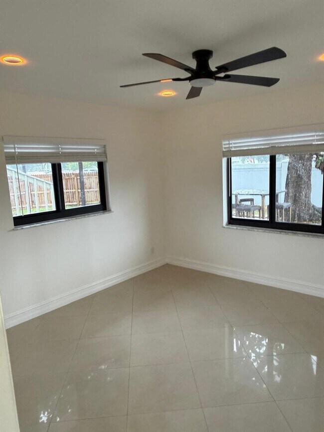 Foto del edificio - Tyler Street, Hollywood, FL 33024 - 3 BR 2 BA house