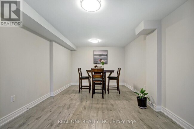 Building Photo - 136 Waterloo Ave