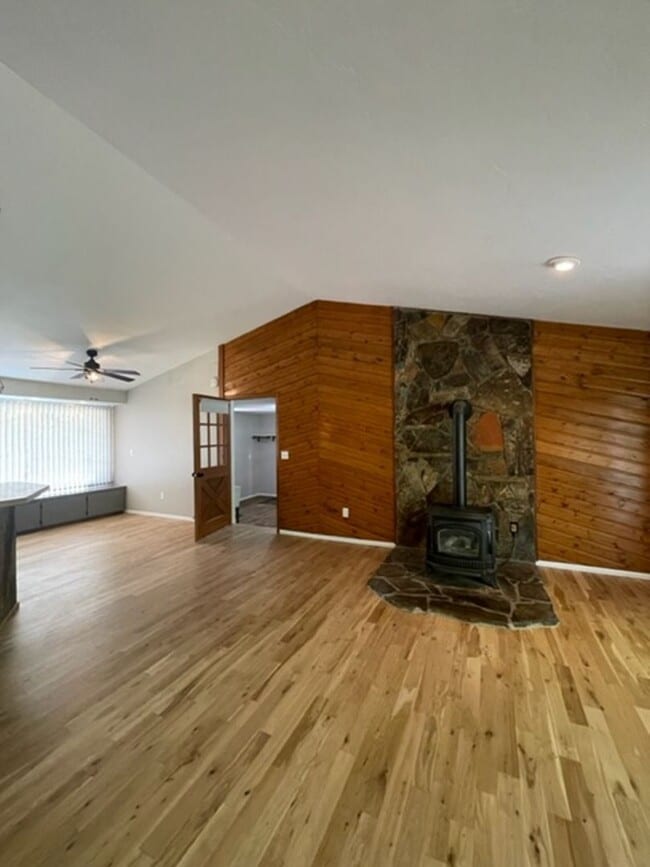 Building Photo - Beautiful Spacious Home