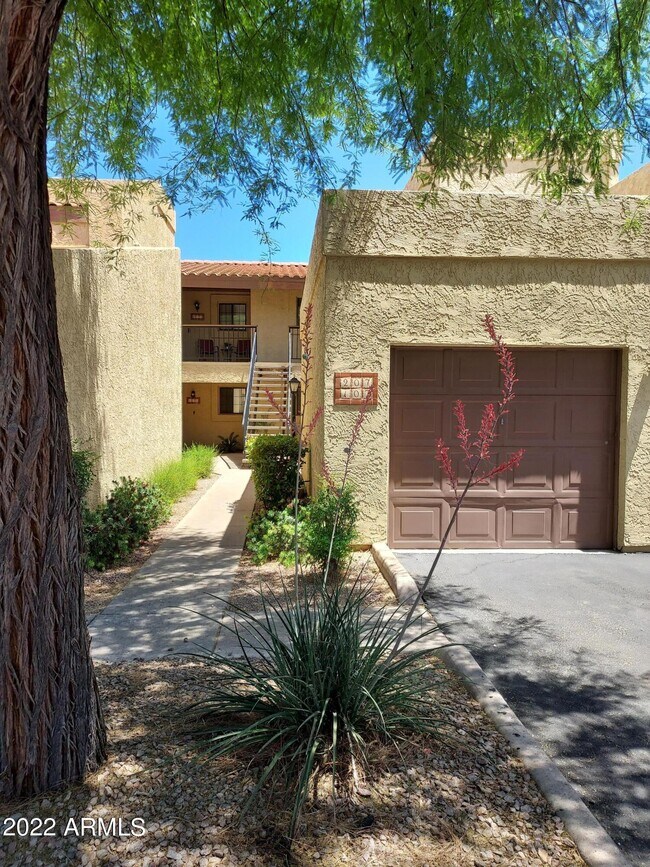 Building Photo - 8215 N 21st Dr