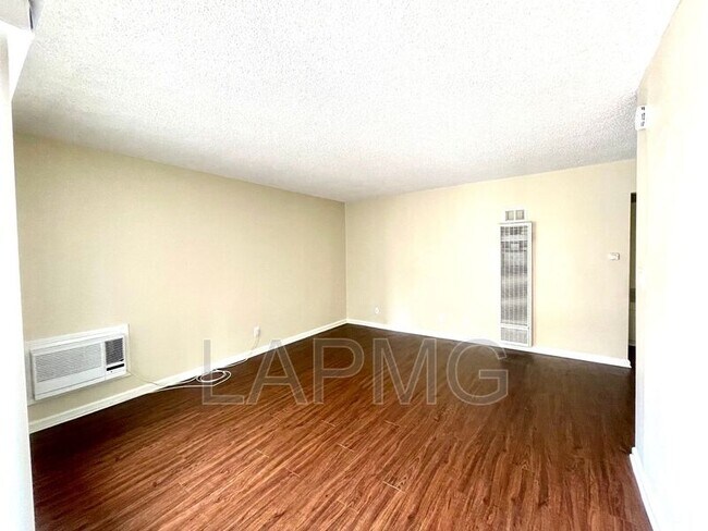 Foto del edificio - 219-221 S San Gabriel Ave