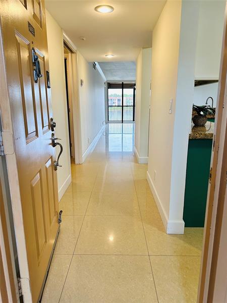 Foto del edificio - 6423 Coral Lake Dr